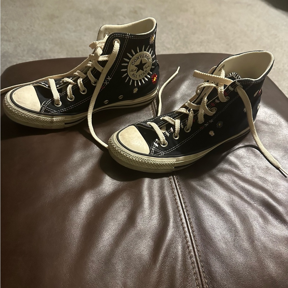 Converse Chuck Taylor All Star high tops black w/flower appliqués size 7 1/2